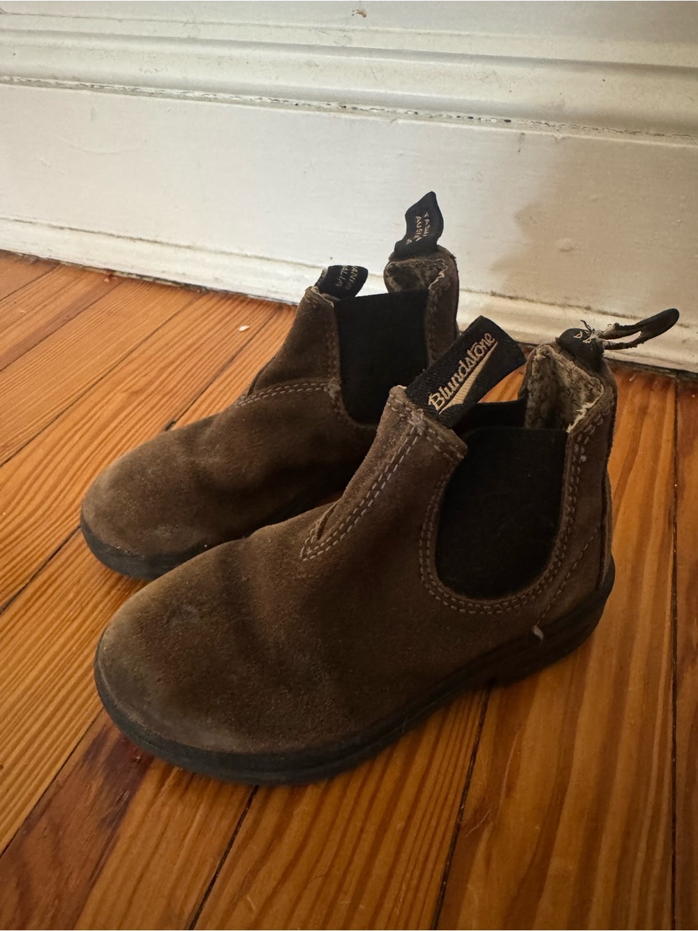 Blundstone Kids Brown Suede Chelsea Boots with Pull Tabs